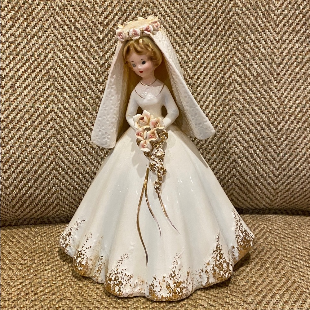 Vtg JOSEF ORIGINALS "Bride" Romance Series White Gown. R eye lighter than left.